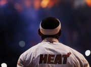 九游官网-哈利伯顿的全球宣言，奇才斩落步行者之夜，世界排名争夺战迎来新王