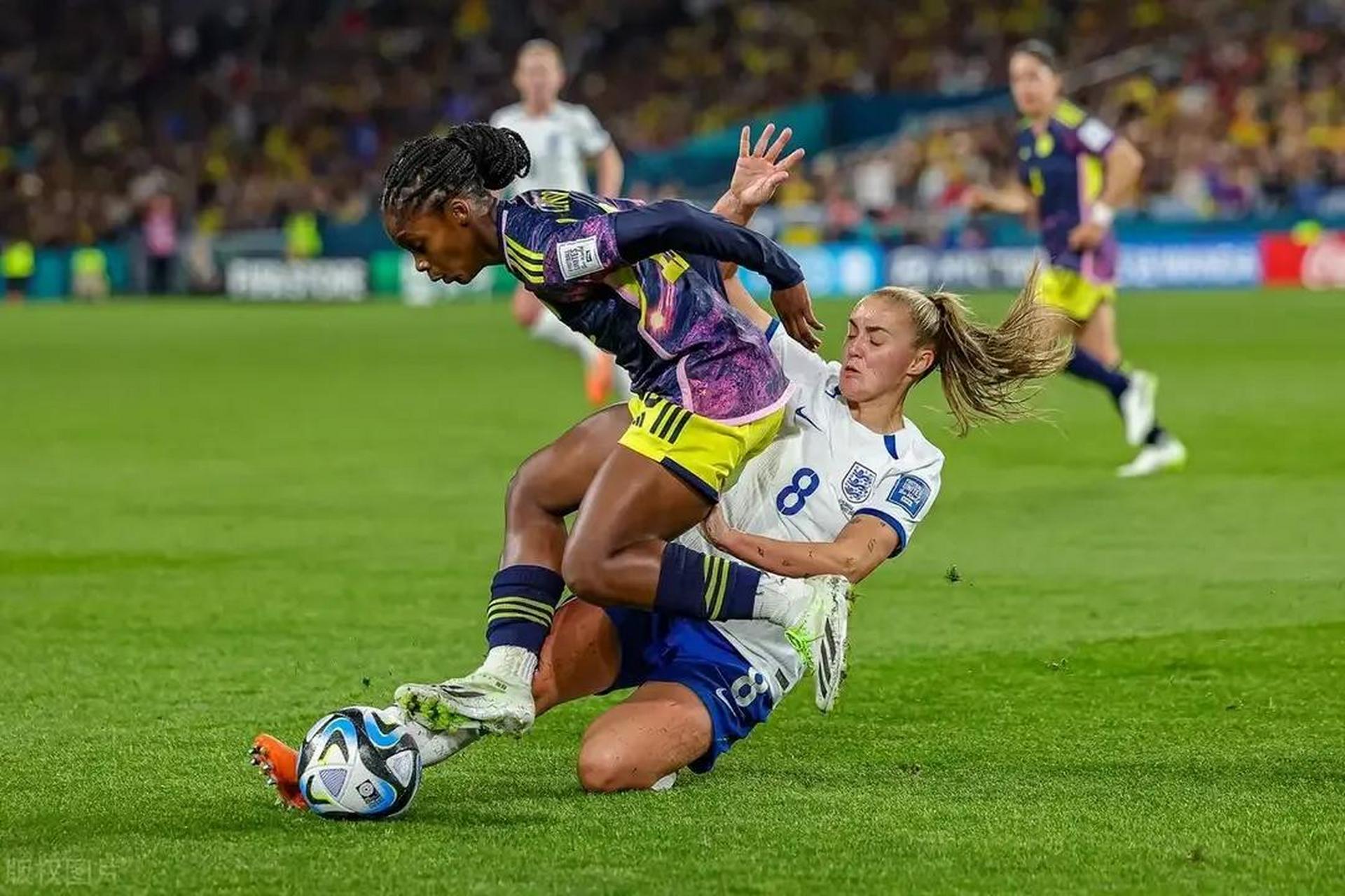 英国女足队员在赛场上闪光表现 英国女足队员在赛场上闪光表现