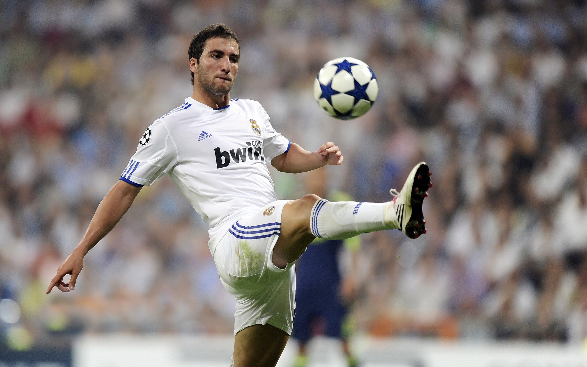 佩德里魔术师般表演，尼斯主场力克智利，一场友谊赛中的战术主宰